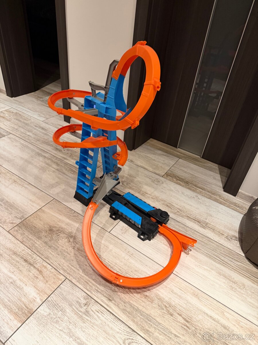 Hot Wheels Nebeská věž Kraksy GWT39 a Hot Wheels GJM75 - 7