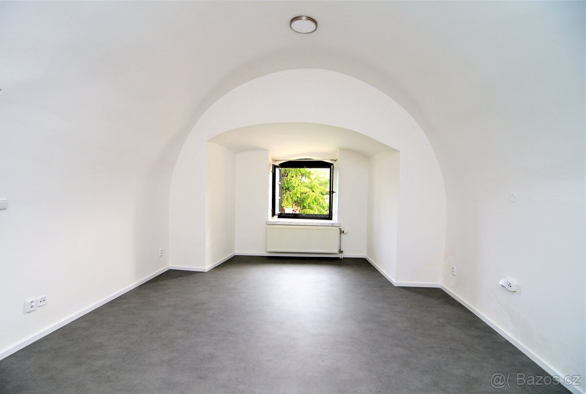 Pronájem zrekonstruovaného bytu 2+kk v centru města - 7