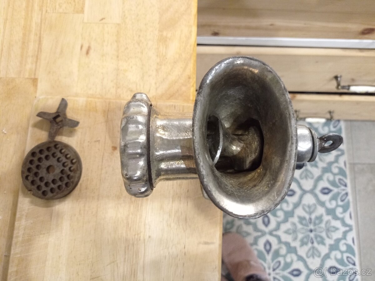 Ruční mlýnek na maso. - 7