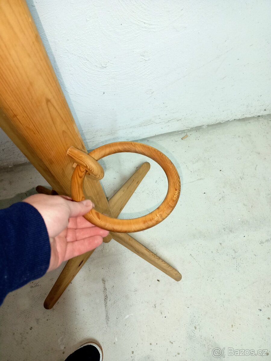 Prodám hezký věšák z masivu - 7