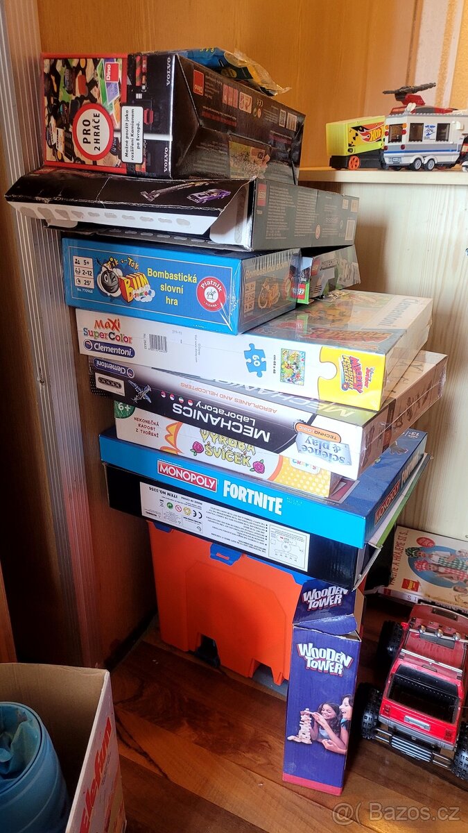 hracky,hry,knihy,boty,obleceni,boby,kolobezka vse dohromasy - 7