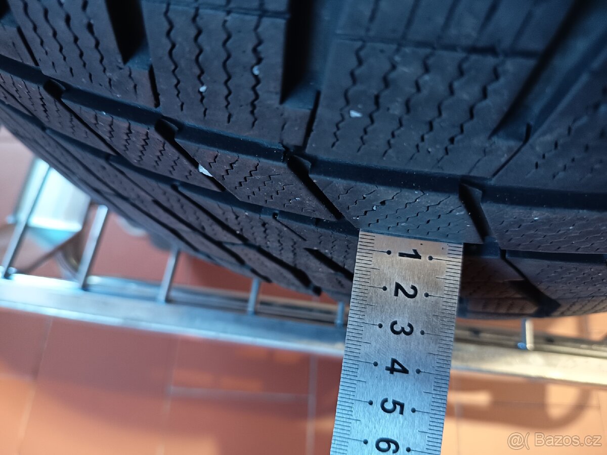 Prodám 4 pneu 235/50R19 103 v - 7