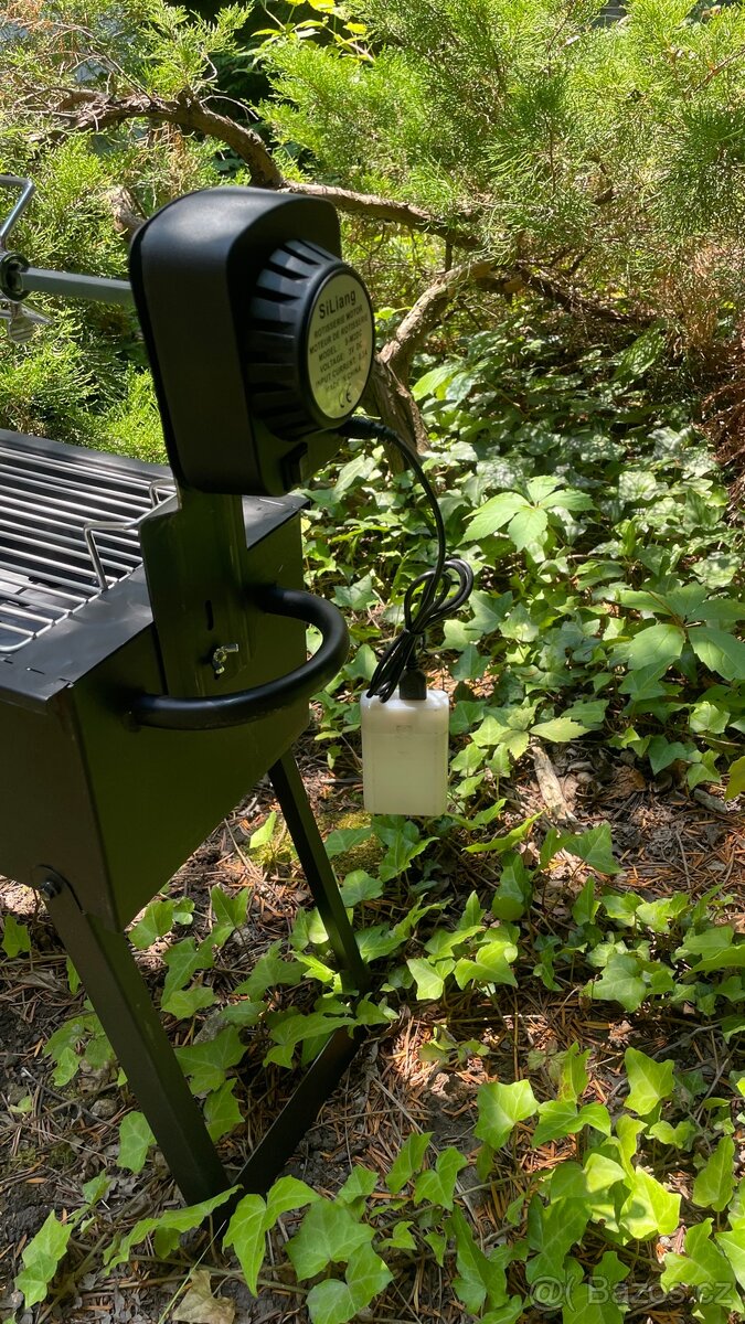 Gril s jehlou a motorkem na otáčení masa - 7