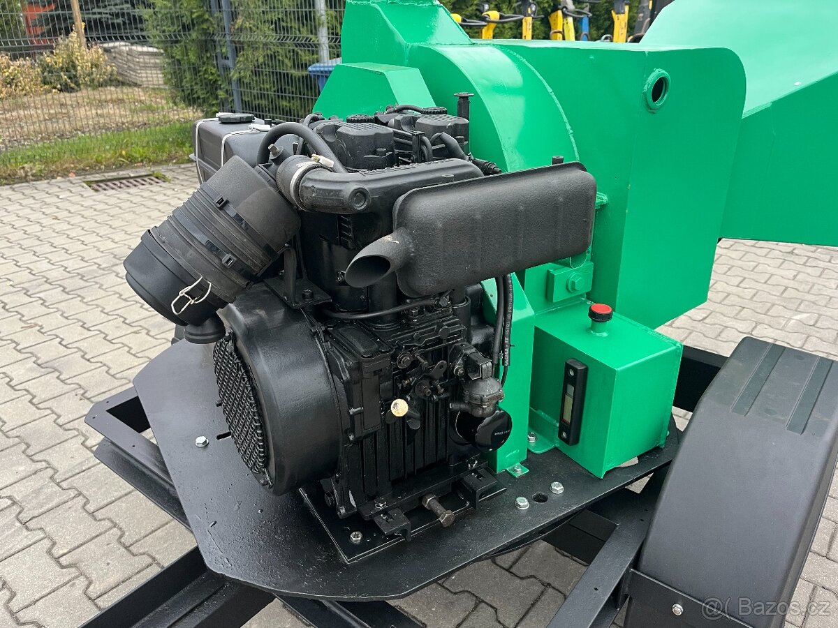 Mobilní sekač dřeva se spalovacím motorem, drtič větví, 25HP - 7