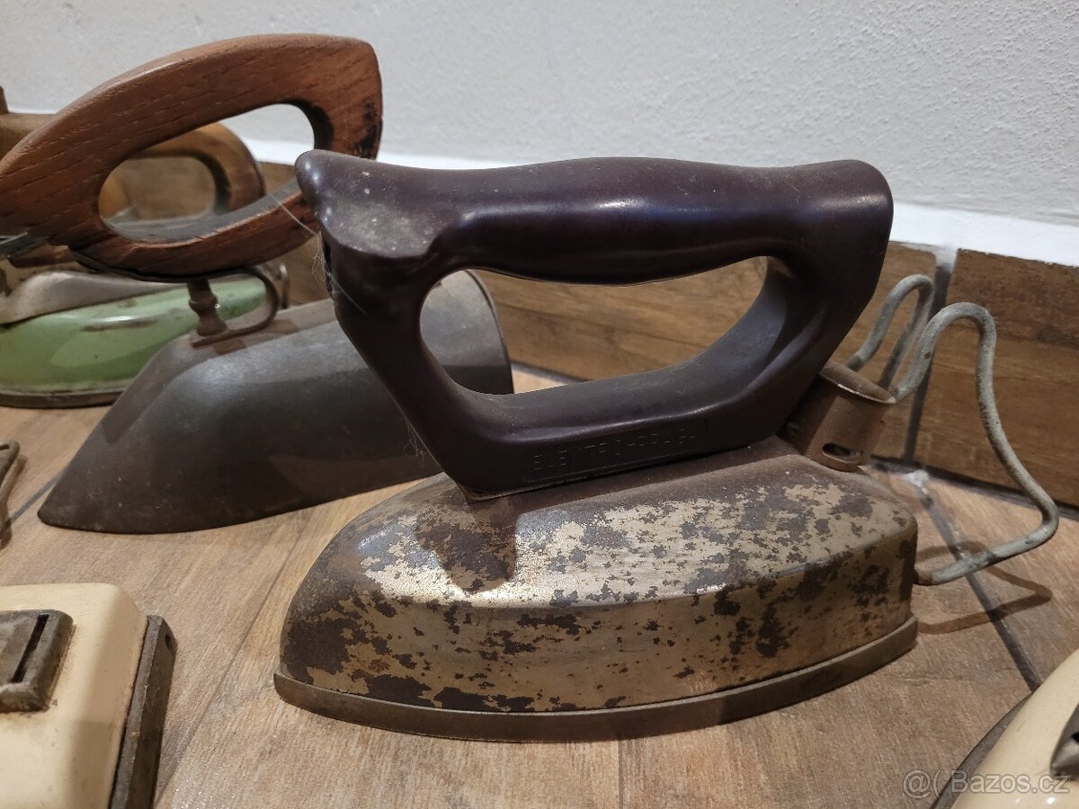 sbírka starožitných žehliček - 7
