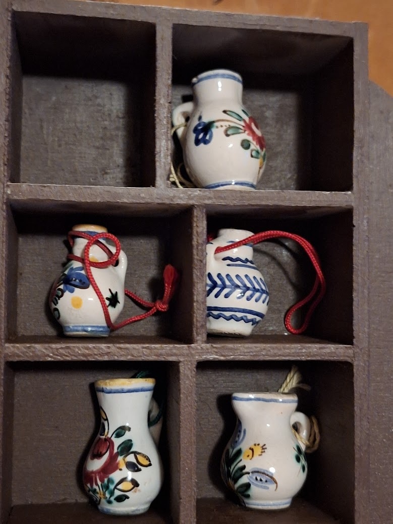 Sada miniatur - poličky s tupeskou keramikou - 7