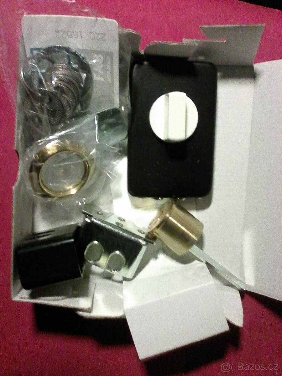 Bezpečnostní dveřní kování a přídavný zámek FAB - 7