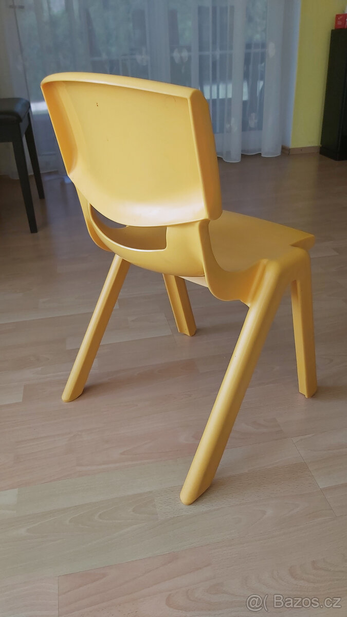 Dětský stůl a čtyři židle - 7