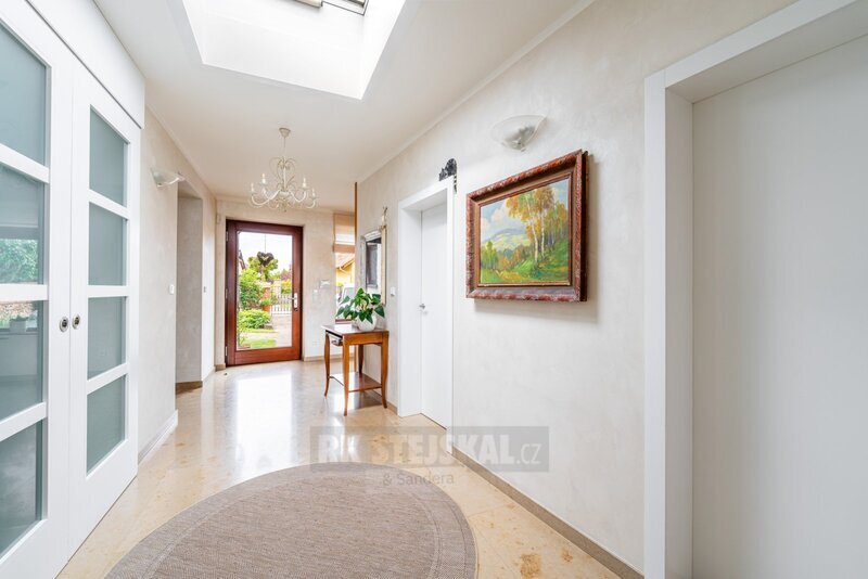 Prodej jedinečného, prostorného RD s větší rovinatou zahrado - 7