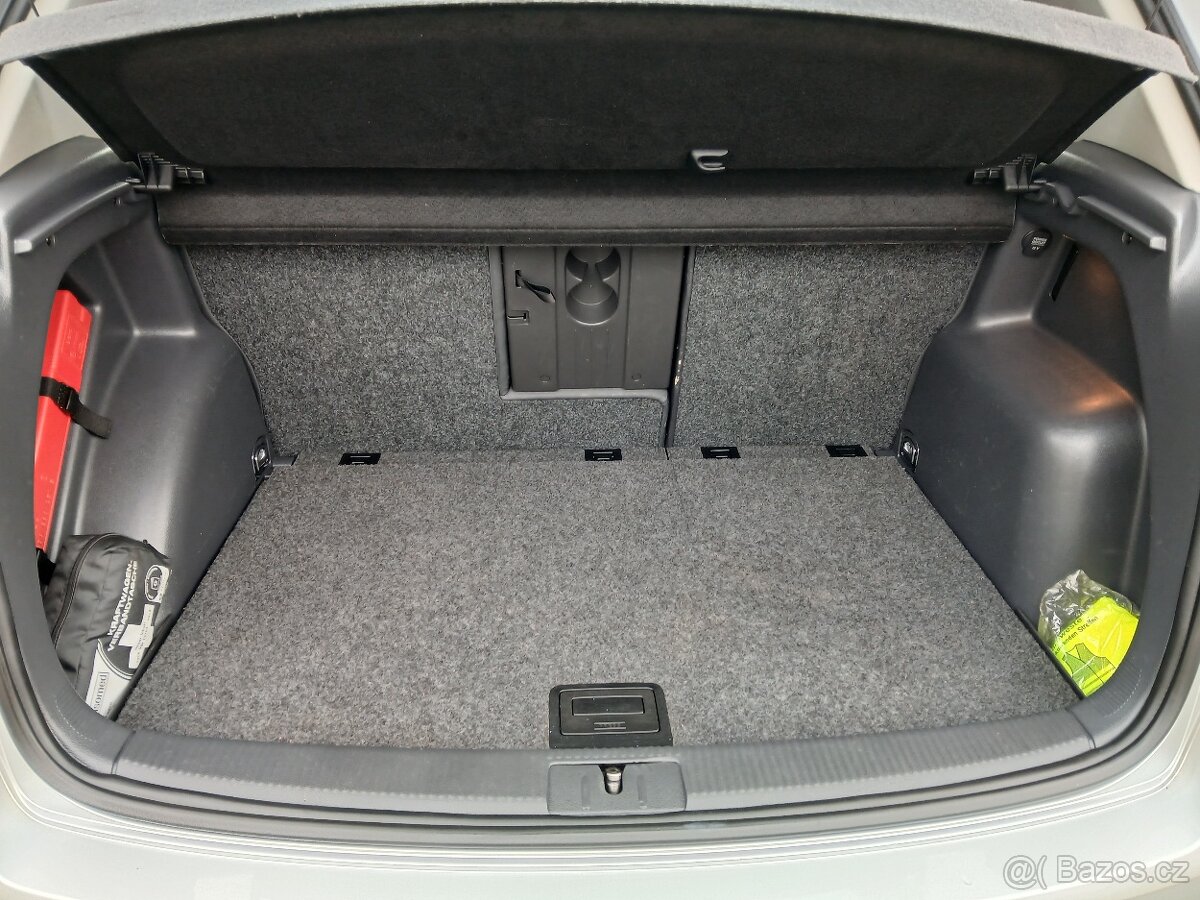 KRÁSNÝ GOLF PLUS 1.6 BENZÍN 1.MAJITELKA ZÁRUKA KM - 7