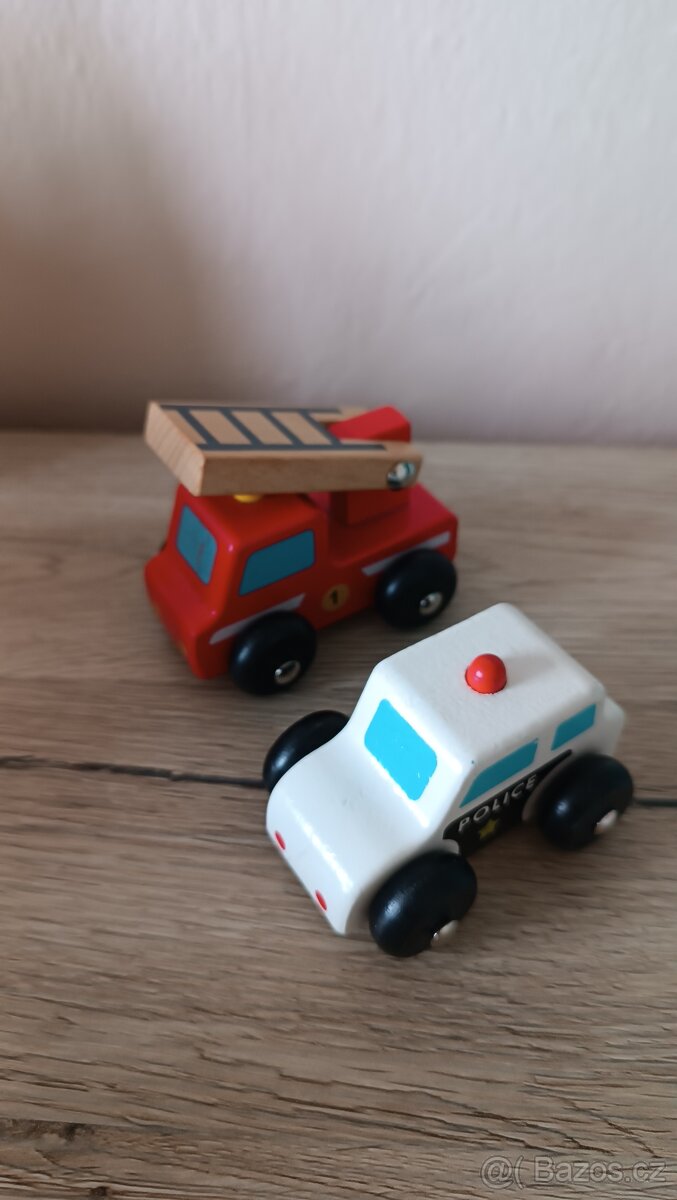 Dřevěná garáž s autíčky a výtahem - 7