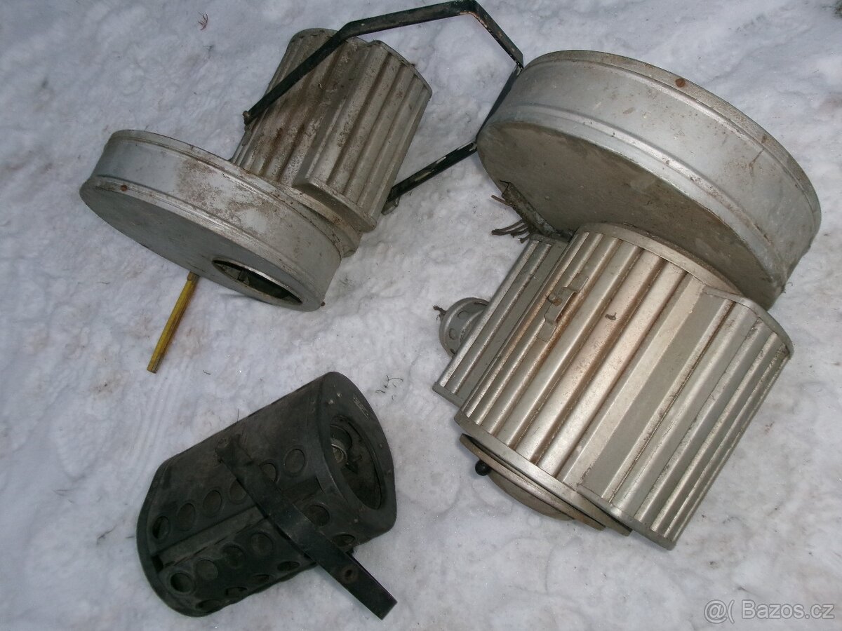 prodám hračku -plechová postýlka pro panenku - stahovací kov - 7