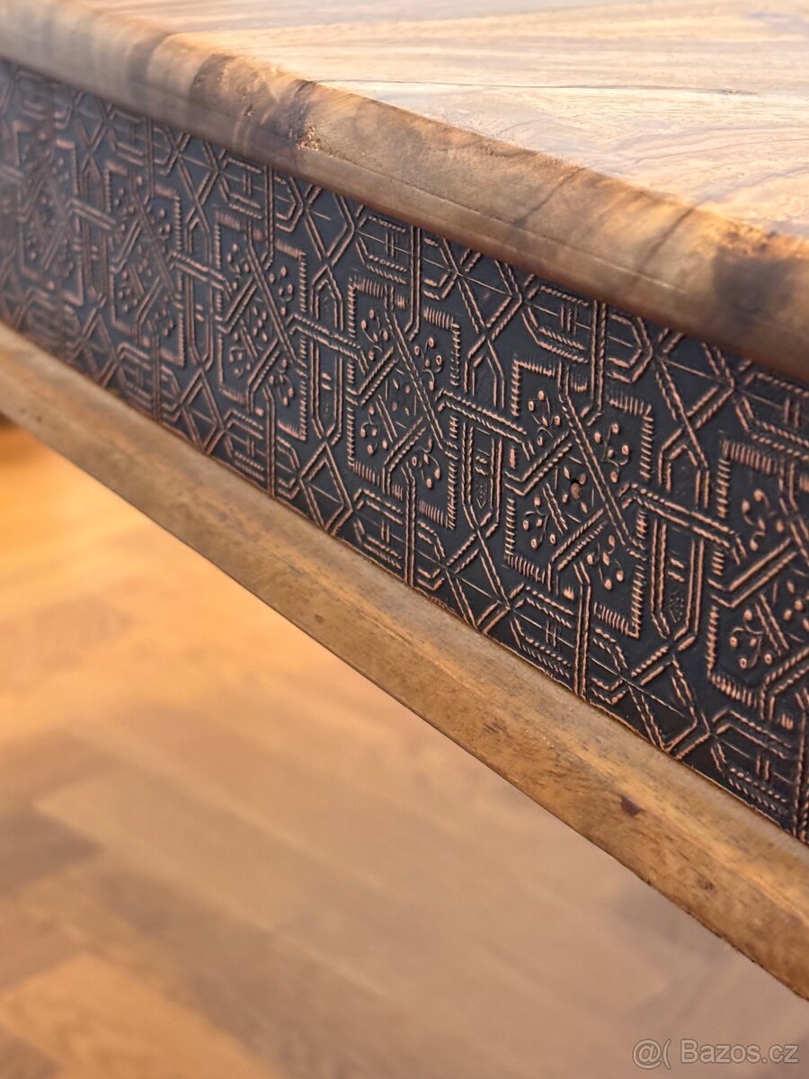 Dřevěný stůl s ozdobným lemováním - 7