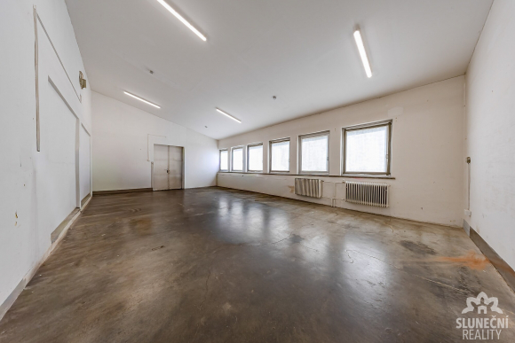 Pronájem výrobně-skladového areálu 400 m² se zázemím v Částk - 7