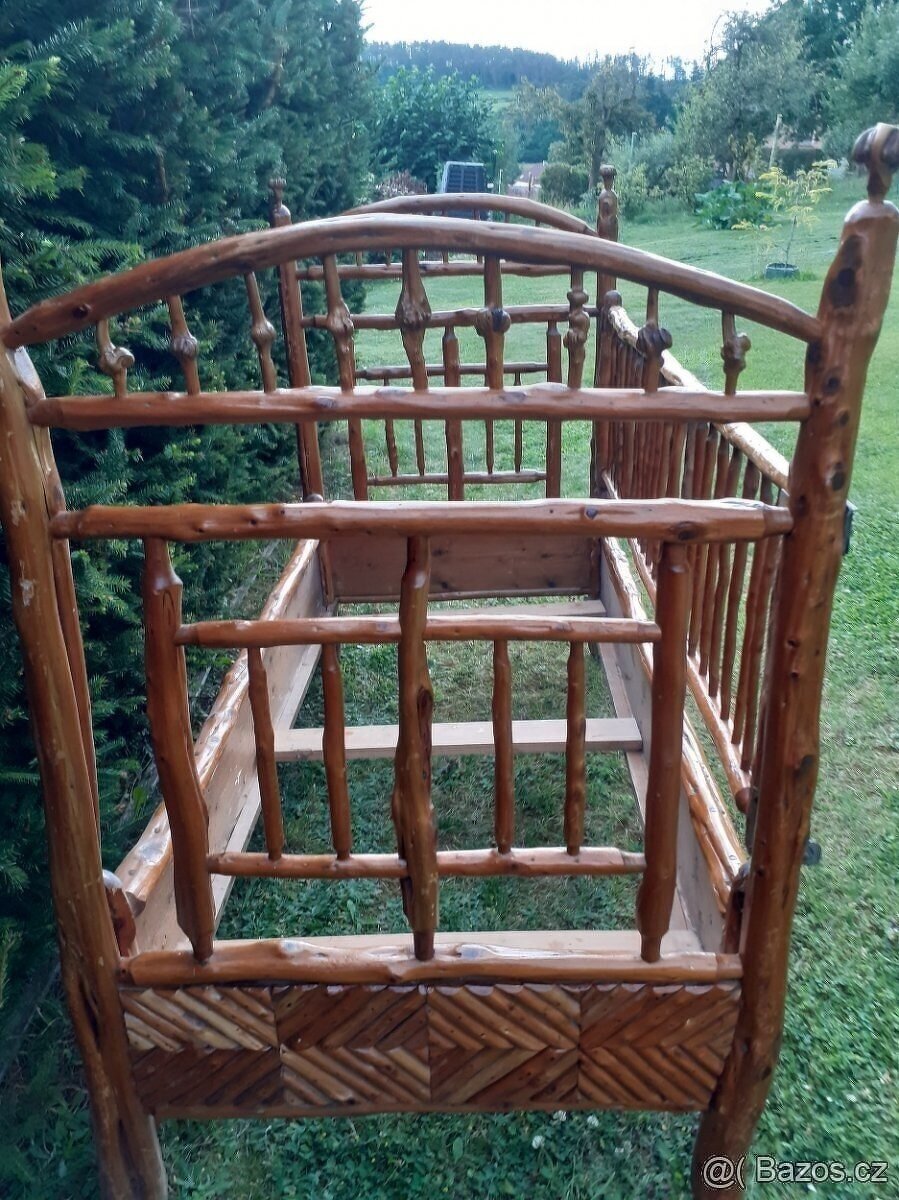 Starožitná dřevěná postel - 7