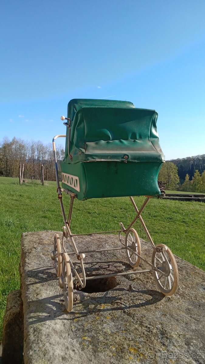 RETRO KOČÁREK PRO PANENKY - 7