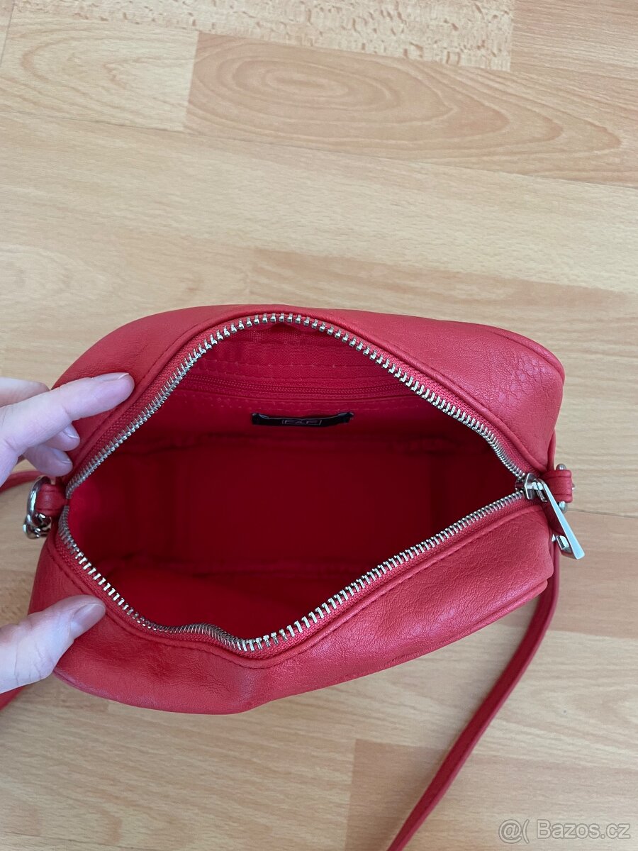 Červená crossbody kabelka - 7