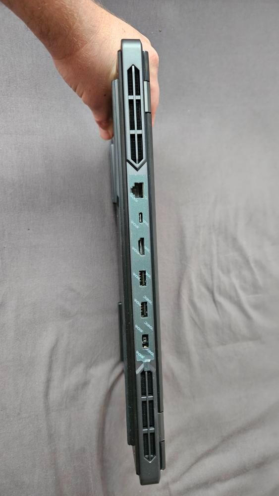 Herní notebook Lenovo Legion Pro 5 16IRX8 – Onyx Grey (kovov - 7