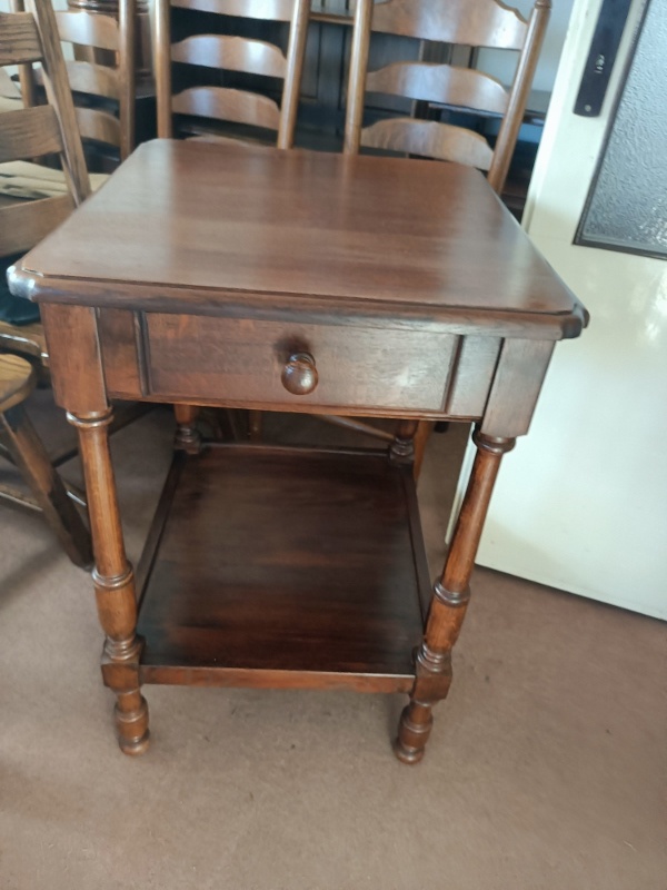 Rustikální jídelní stůl se spodní deskou a zásuvkou . - 7