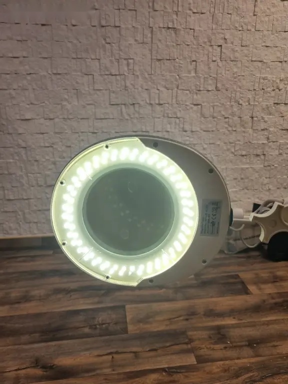 Kosmetická Lampa s lupou a stojanem - 7