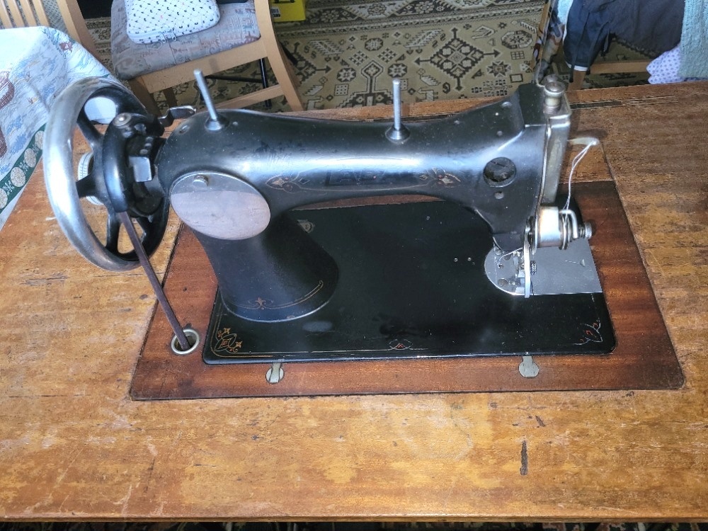 Starožitný šicí stroj Lada. funkční - 7