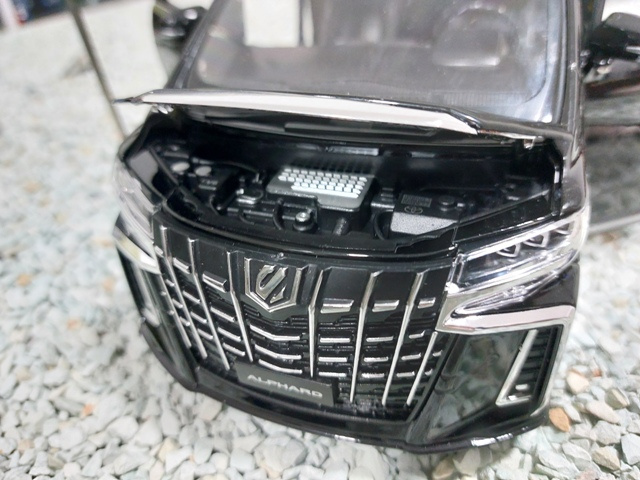 model auta 1:18 Toyota Alphard čierna farba - 7