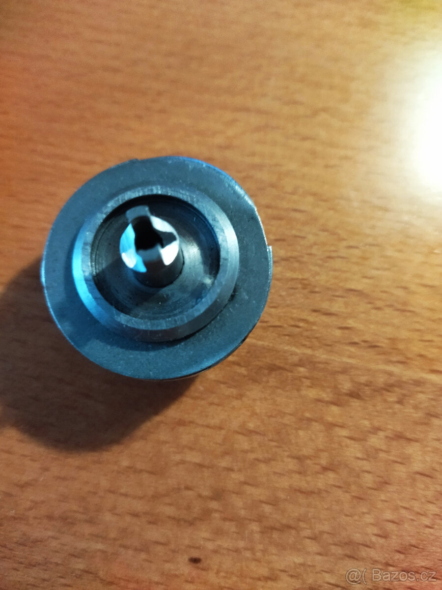 šicí stroj, náhradní díly, jehly, knoflíky - 7