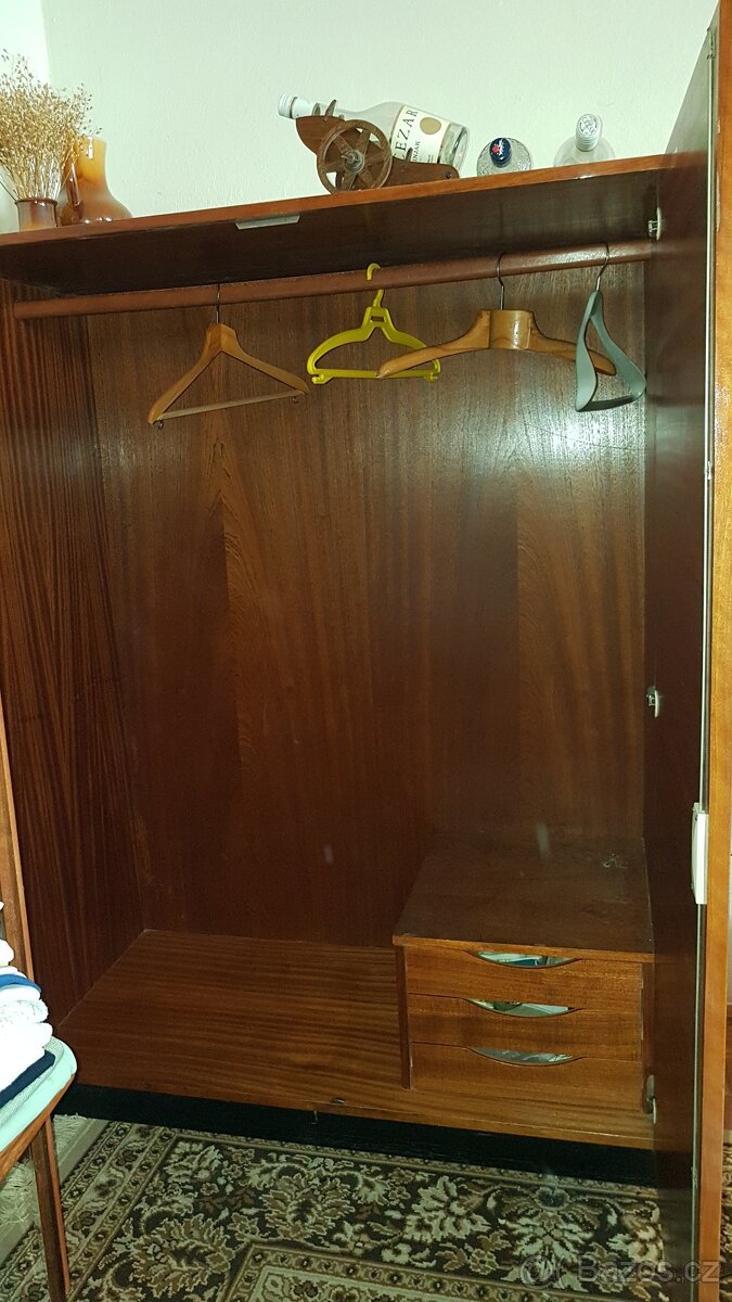 Šatní skříň, krásná, jako nová - 7
