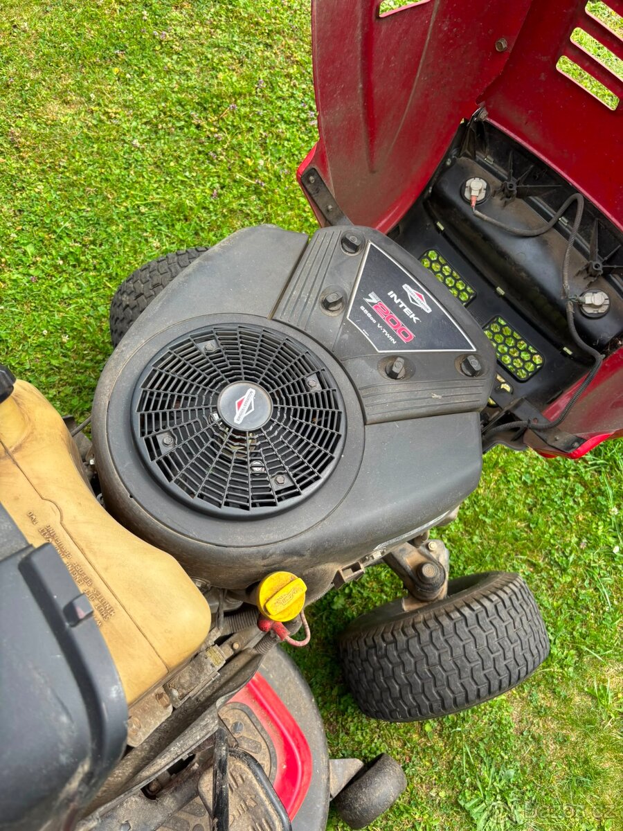 Zahradní traktor MTD - 7
