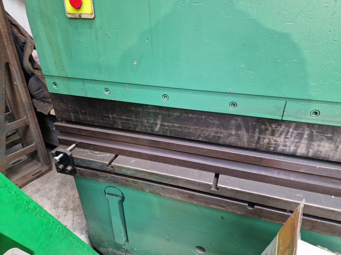 Ohraňovací lis CTO 250 A - 7