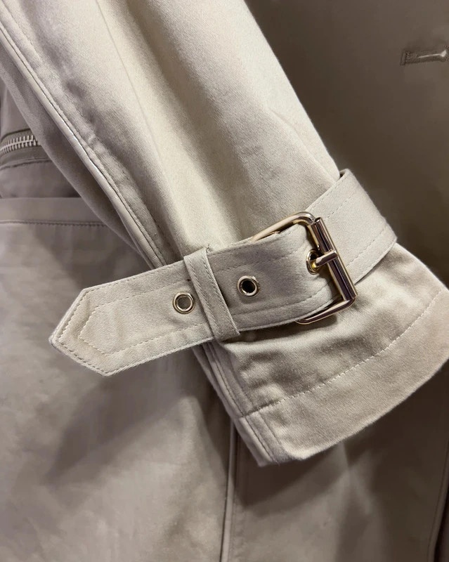 Nádherný camel trenchcoat zn Guess S - 7