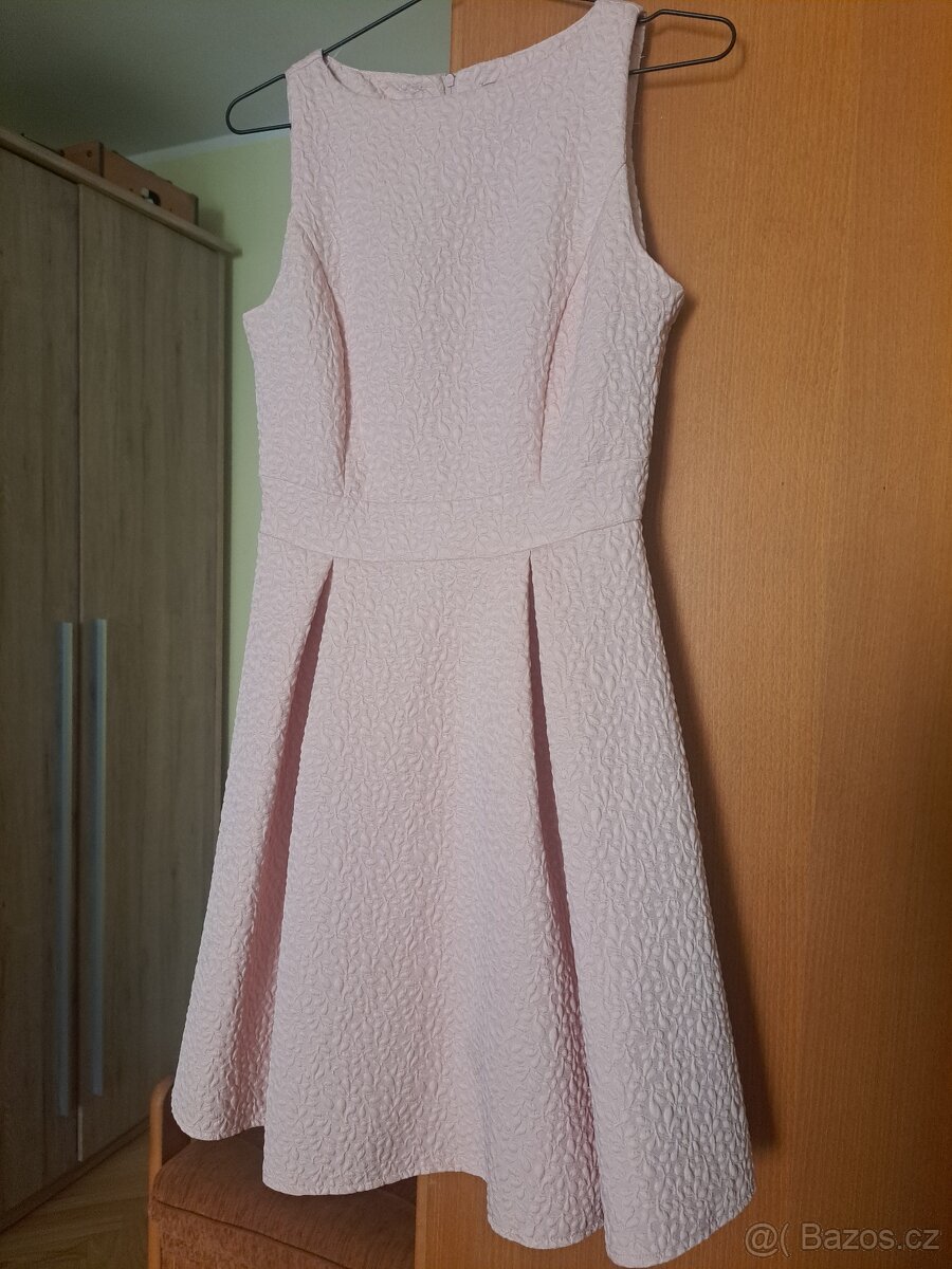 Světle růžové společenské šaty - 7