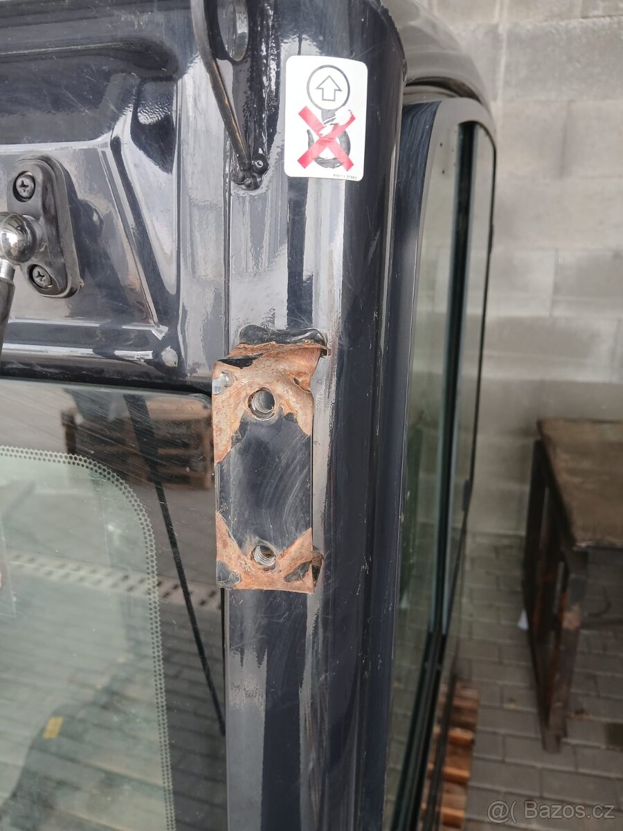 Lehce poškozená kabina bagru Kubota U56-5 - 7