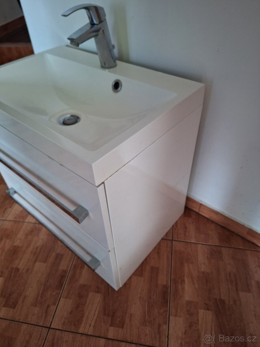 Koupelnová závěsná skříň - 7