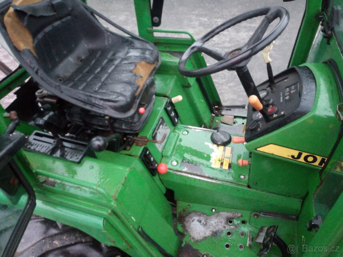 MALOTRAKTOR JOHN DEERE S ČELNÍM NAKLADAČEM - 7