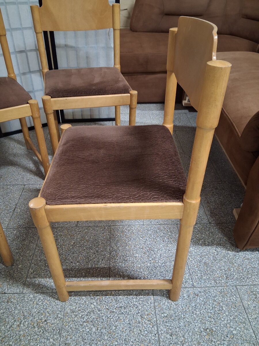 Dvě sady jidelnich židlí - 7