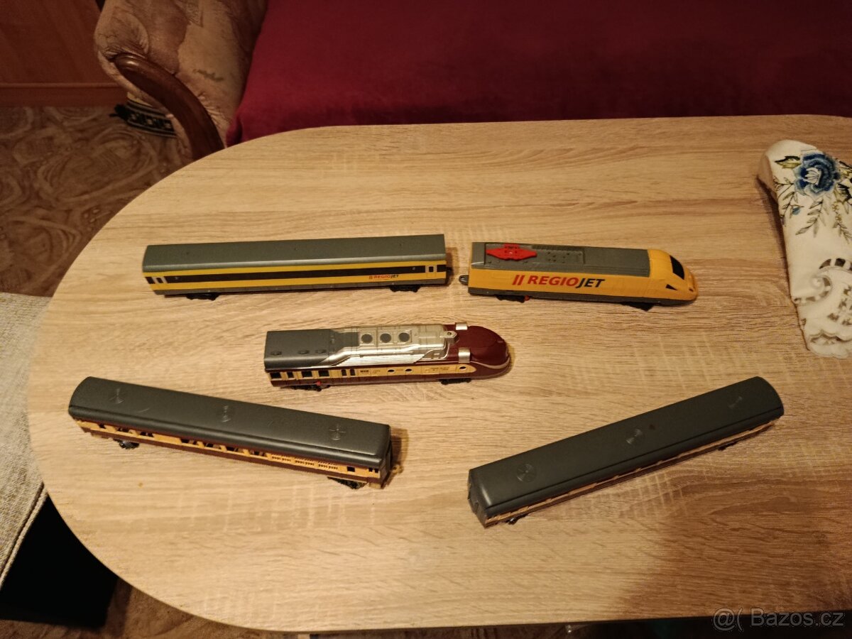 skákací míč+mašinky s koleji , piano - 7