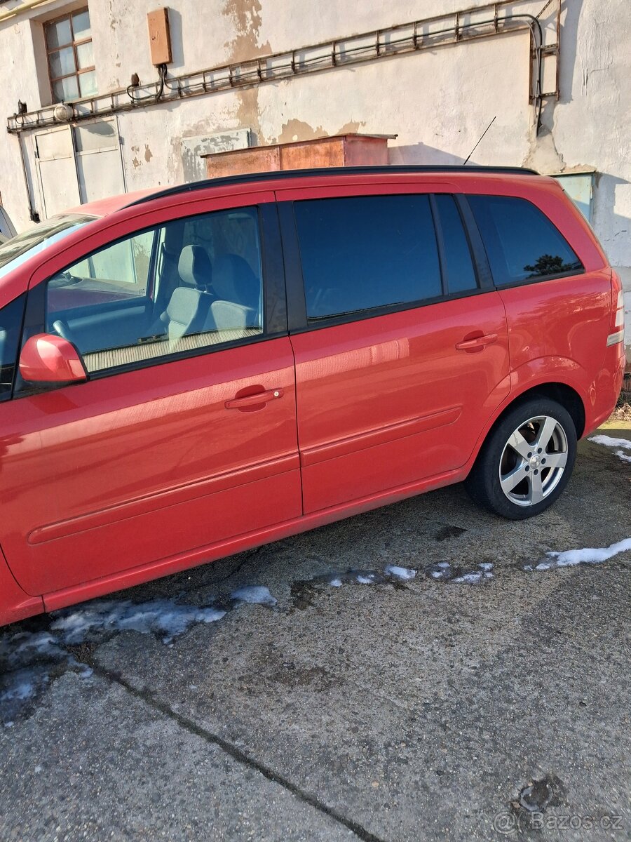 Opel Zafira benzin,rok 2012,veskere dily - 7