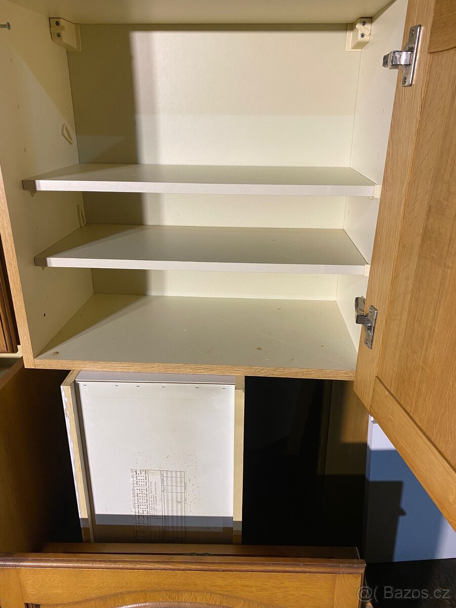 Masivní kuchyňská linka bez spotřebičů - 7