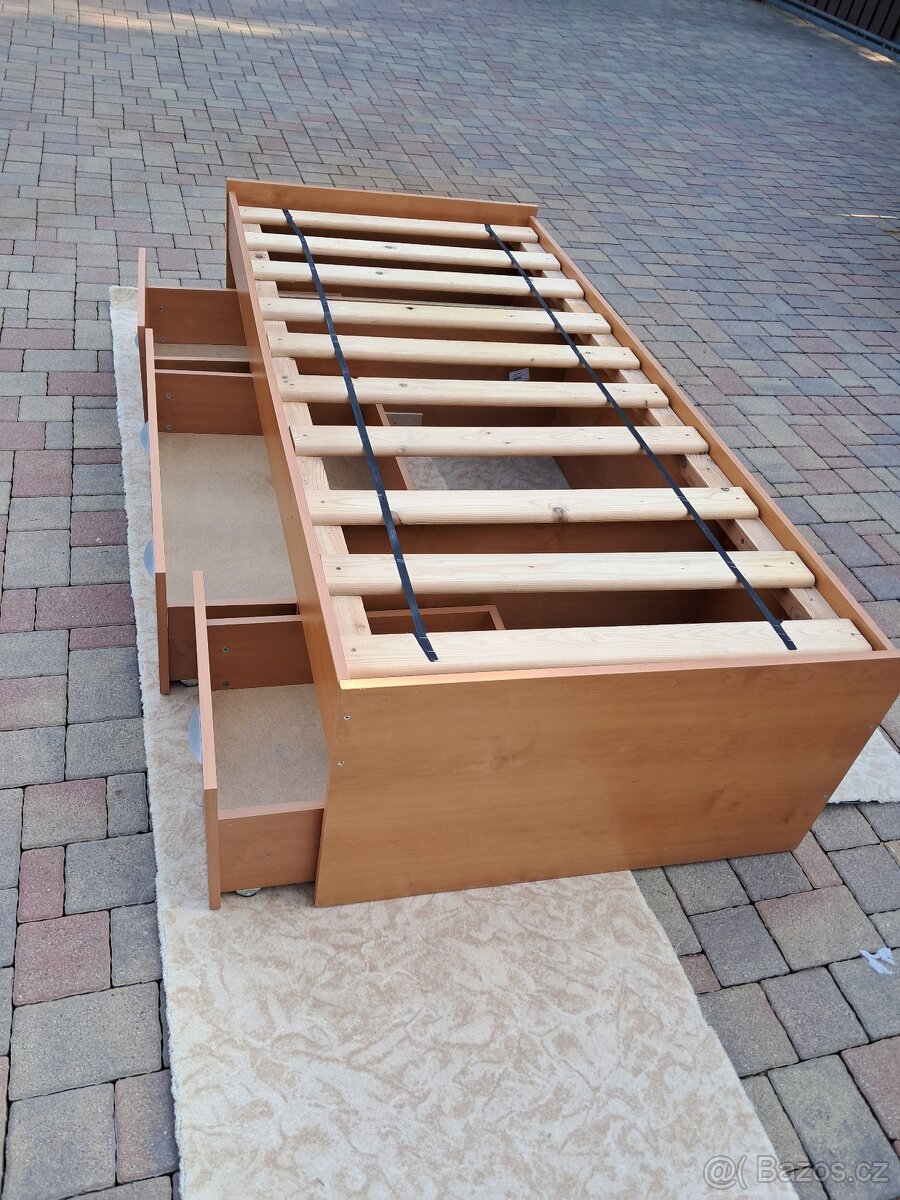 POSTEL S ROŠTEM A TŘEMI ŠUPLATY - 7