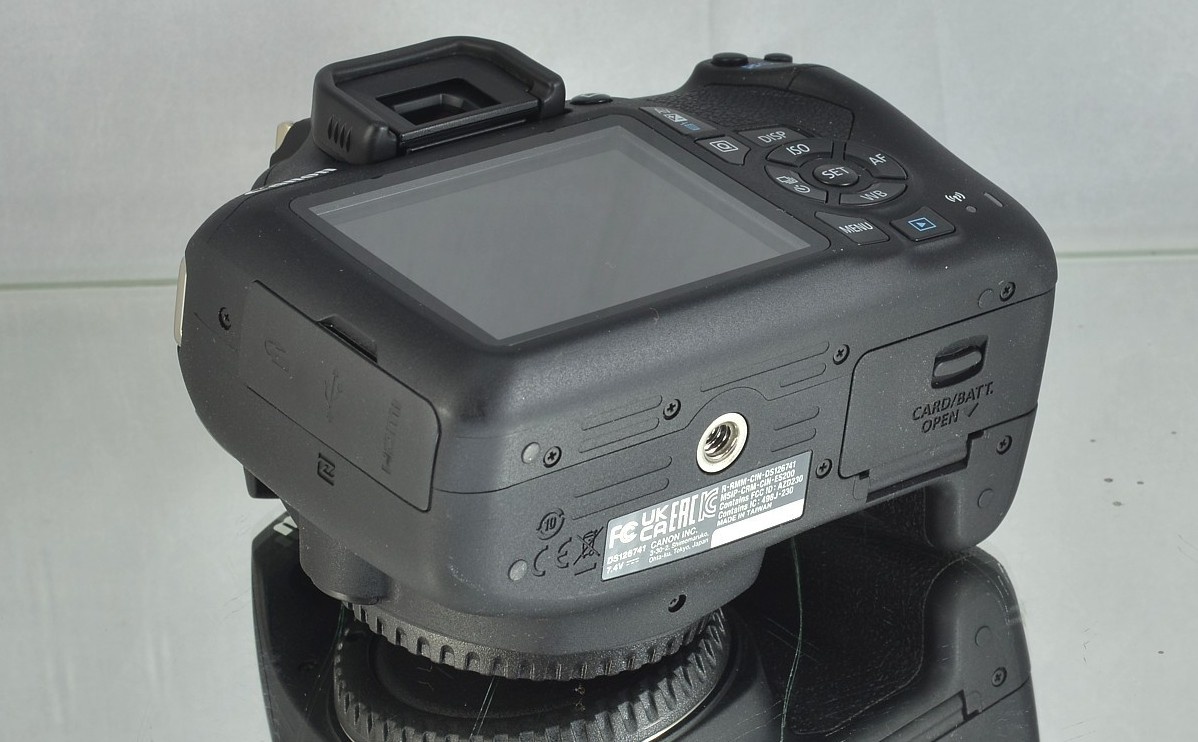 Canon EOS 2000D + Lens EFS 18-55mm jen 1700 Exp. - 7