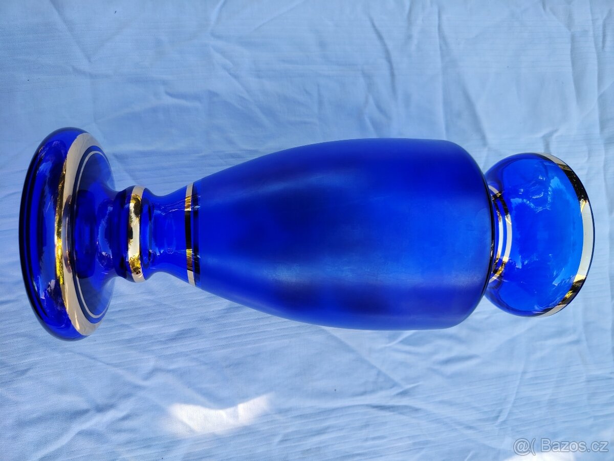 Modrá skleněná váza se zlatým motivem - 7