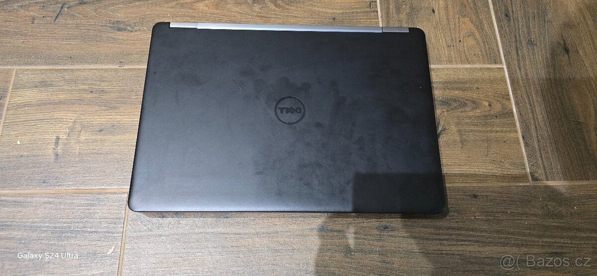 Krásný menší notebook Dell - 7