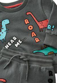 Tepláková souprava NEXT charcoal grey Dino, vel. 4-5 roku - 7