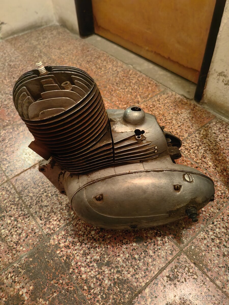 Jawa perak zbrojovka rám a motor - 7