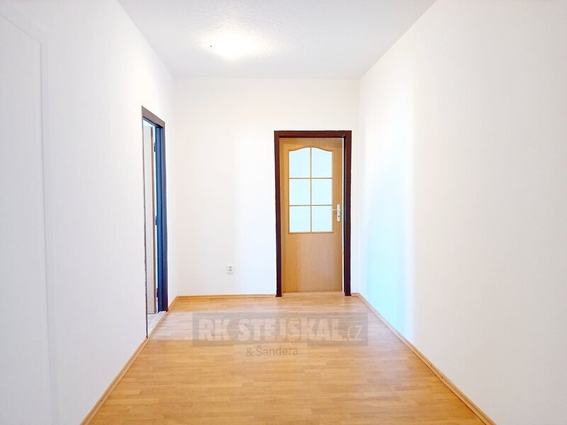 Pronájem prostorného bytu 3+1 s halou a lodžií, ca 78m², síd - 7