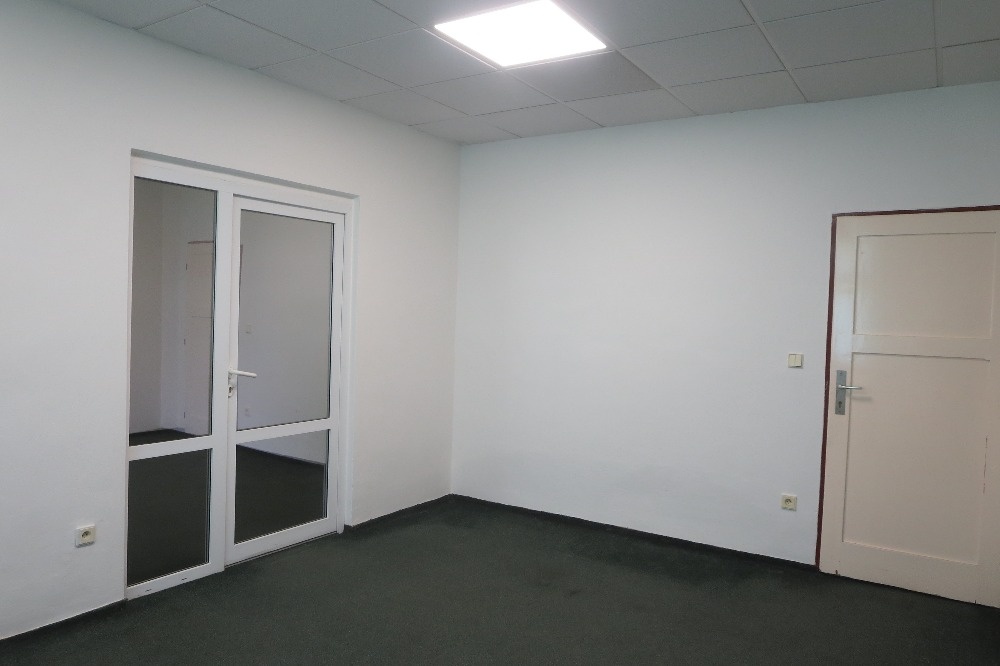 Pronájem dvou propojených kanceláří, 35 m2 - 7