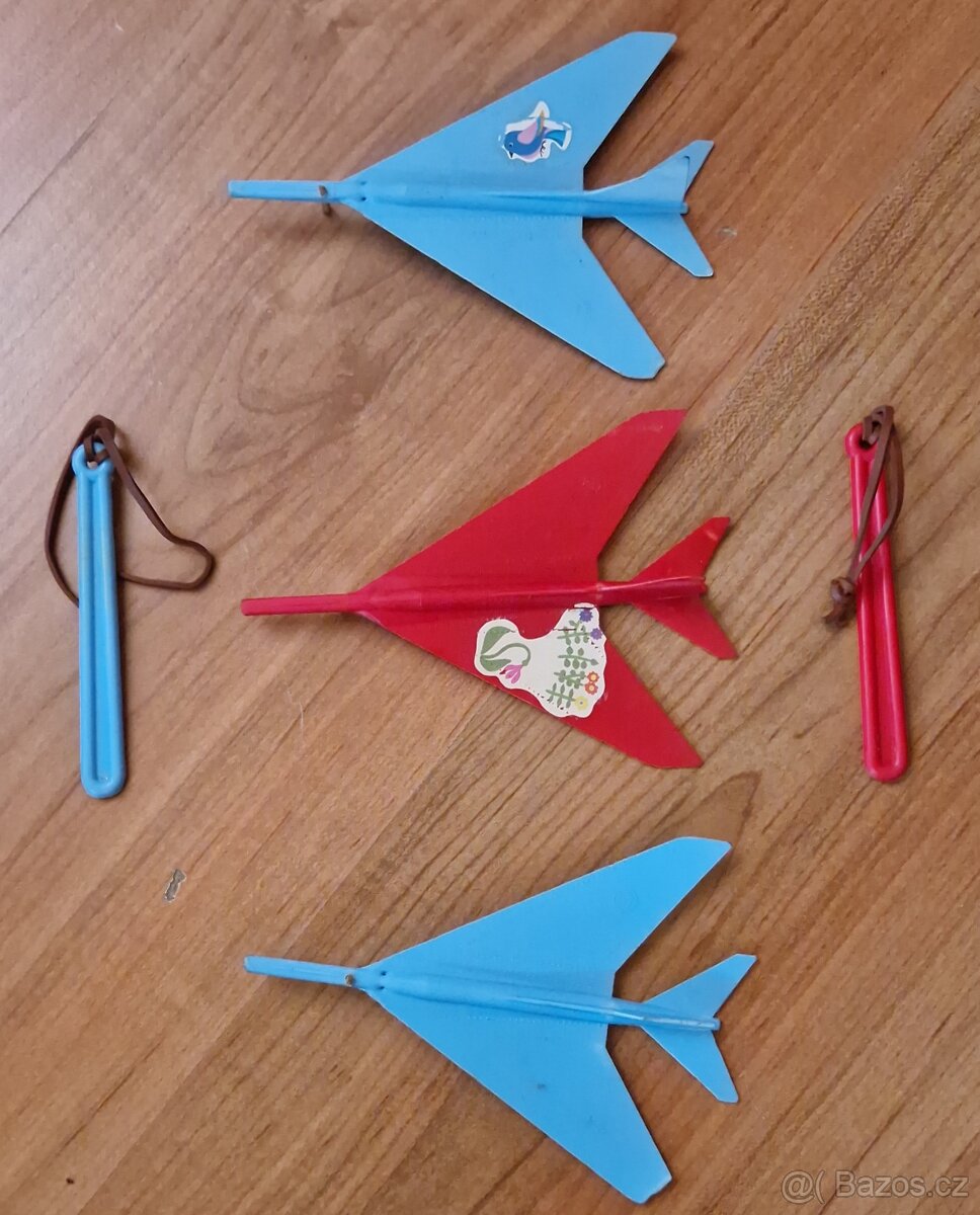 Gumový Rumcajs,mlýnek,KDN želvy,plechová káča,pejsek,formule - 7