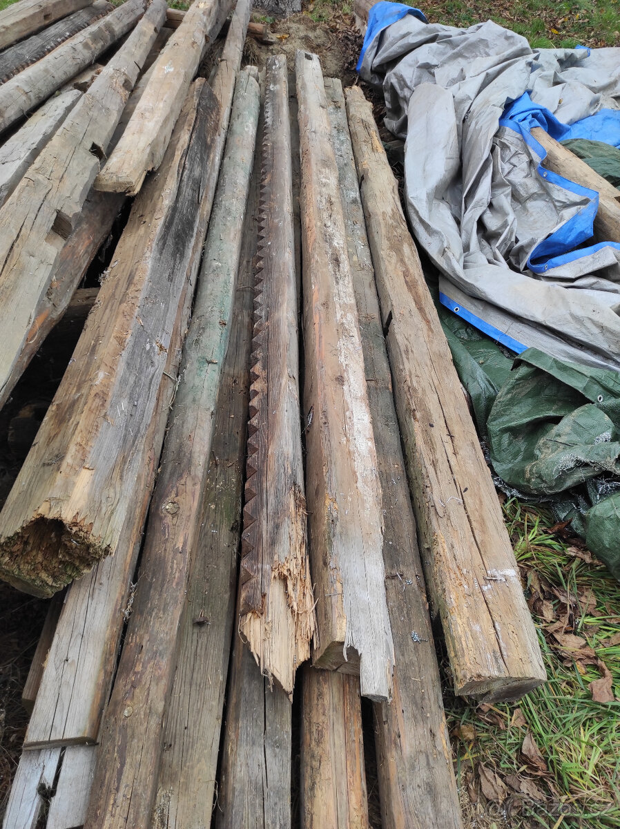 ručně tesané trámy ze střechy - 7