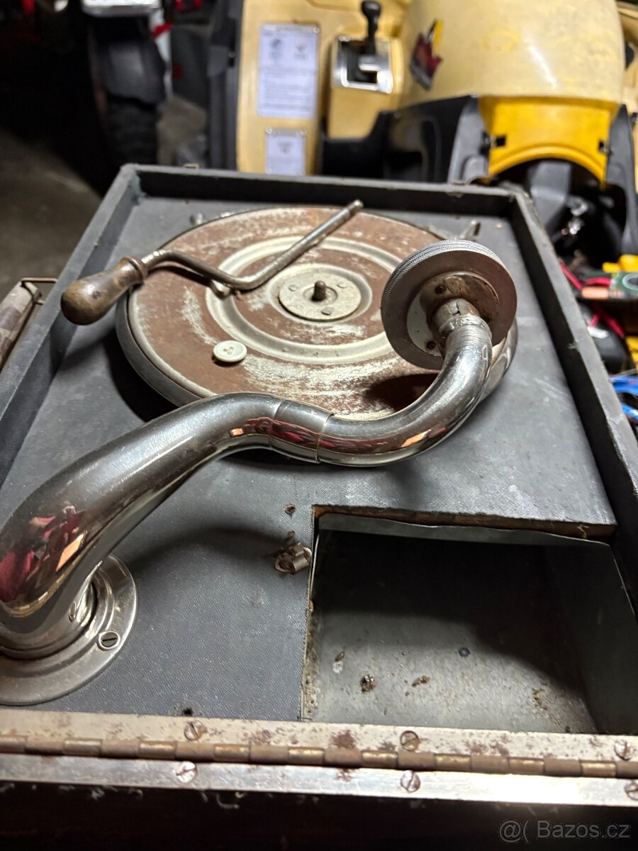 Kufříkový gramofon na kliku - 7